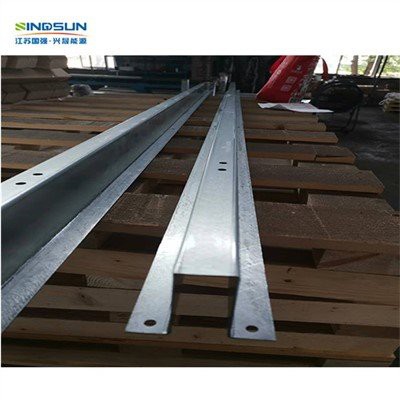 Omega-formad stålsektion för solpanel